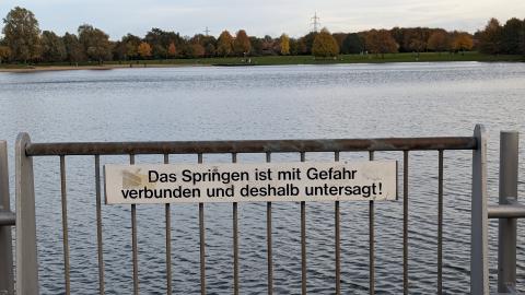 Schild am Lünener Seepark: "Das Springen ist mit Gefahr verbunden und deshalb untersagt!"